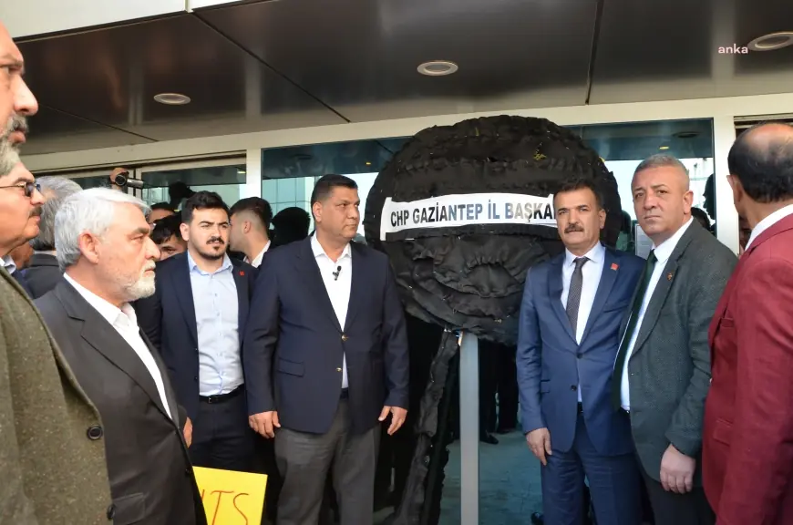 CHP'den Gaziantep Büyükşehir Belediyesi’ne "Siyah Çelenk" protestosu