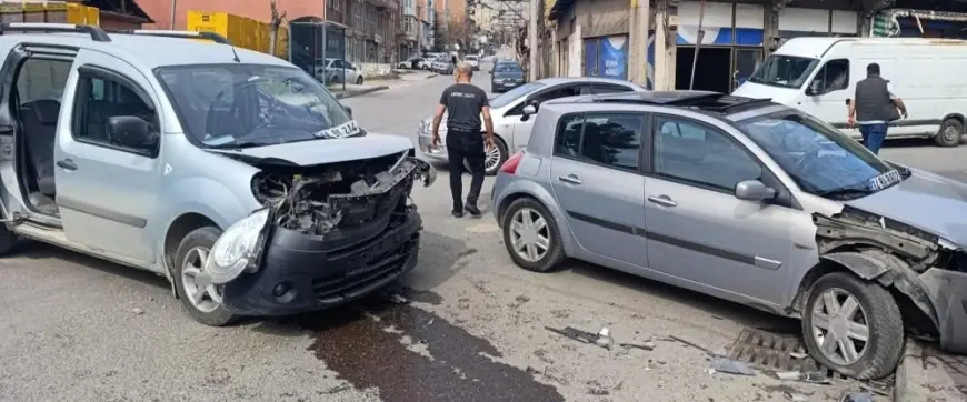 Karabük'te hafif ticari araç ile otomobil çarpıştı: 2 yaralı