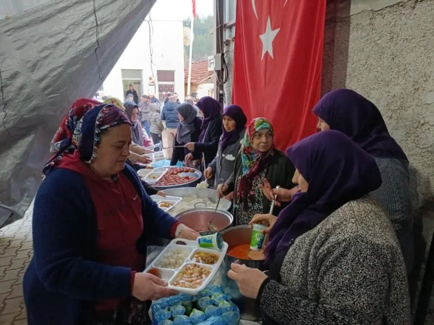 Her akşam köy meydanında gönül sofrası kuruluyor