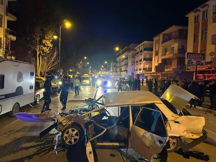 Fiat Tofaş otomobil, park halindeki araçlara çarpıp hurdaya döndü: 1'i ağır 2 yaralı