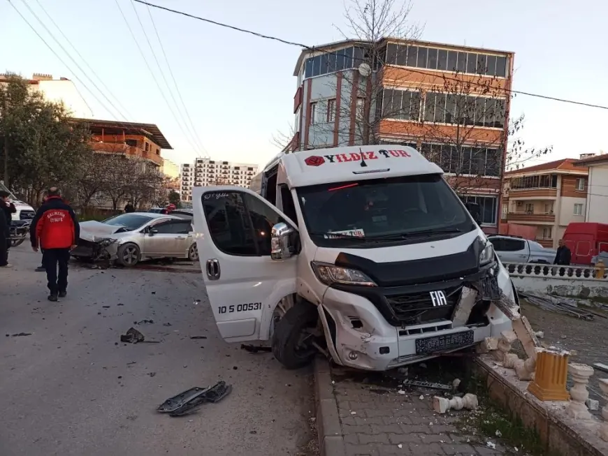 Balıkesir'de Servis Aracı ile Otomobil Çarpıştı