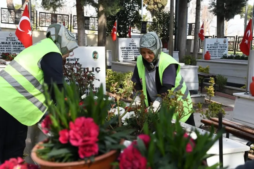 Balıkesir'de şehitlikler çiçeklerle donatıldı