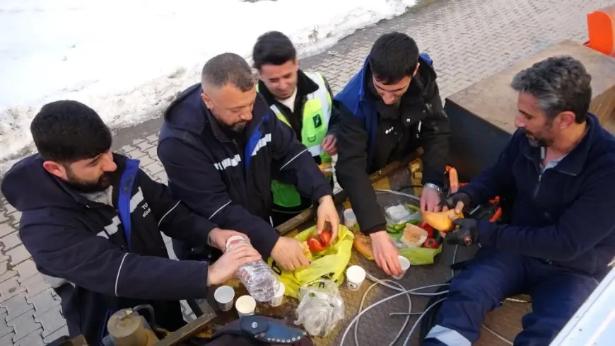 Elektrik arıza ekipleri iftarını arazide yaptı