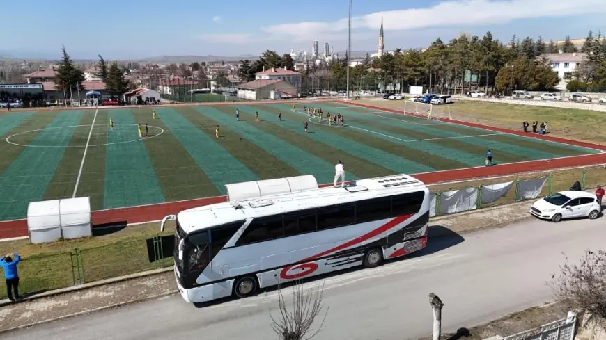 Kadın teknik direktör takımını bir maç daha otobüsün üstünden yönetecek