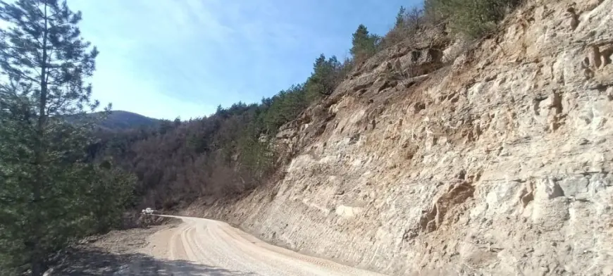 Karabük'te heyelanda kapanan köy yolu ulaşıma açıldı