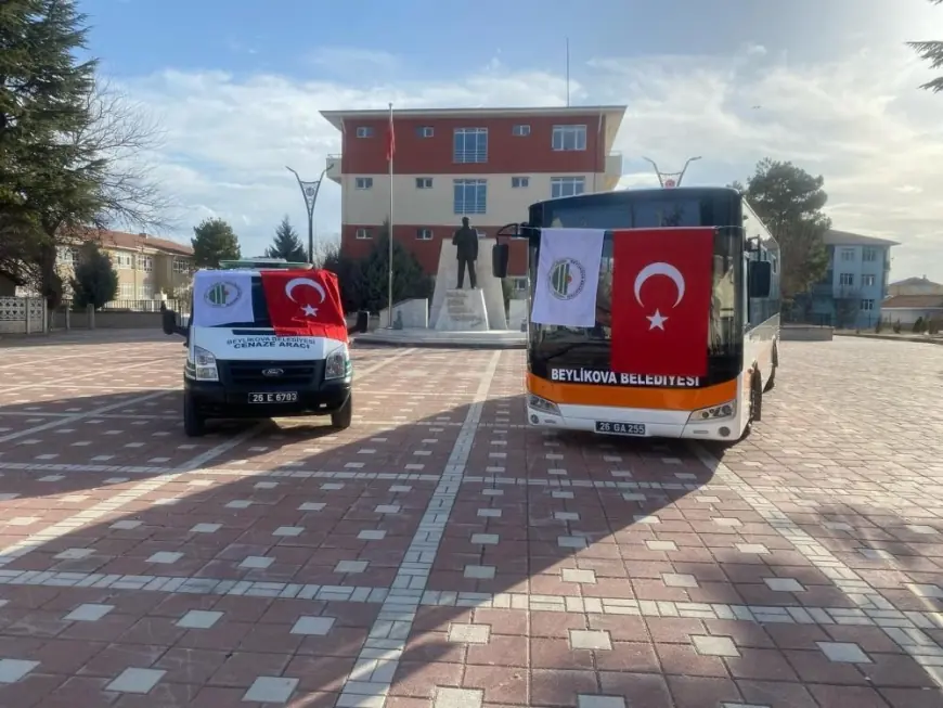 Büyükşehir'den Beylikova'ya otobüs ve cenaze aracı hibe edildi