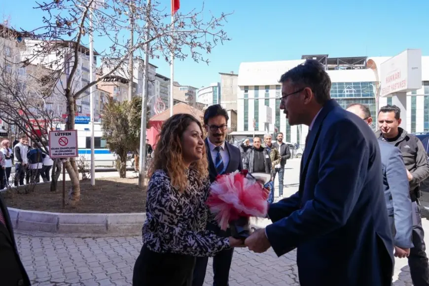 Vali Çelik’ten Hakkâri Devlet Hastanesine tıp bayramı ziyareti