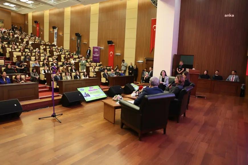 Eskişehir Büyükşehir Belediye Başkanı Ünlüce, Ankara'da düzenlenen panelde gençler ile buluştu