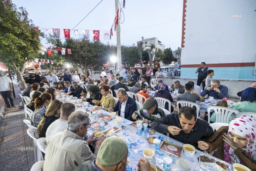 Mersin Büyükşehir Belediye Başkanı Seçer, Çilek Mahallesi’nde vatandaşlar ile bir araya geldi