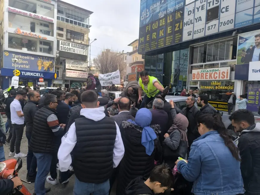 Iğdır'da 21 Mart Dünya Ormancılık Günü ve Orman Haftası nedeniyle yapılan fide dağıtımında izdiham